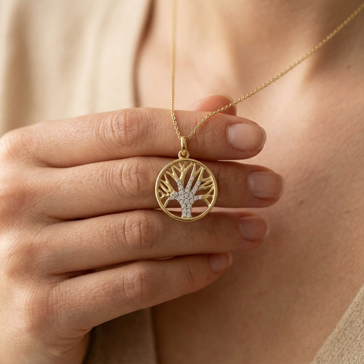 Anhänger Baum des Lebens mit Zirkonia – 375er Gold, 15 mm – an einer feinen Kette getragen, zweite Lifestyle-Aufnahme in anderer Perspektive