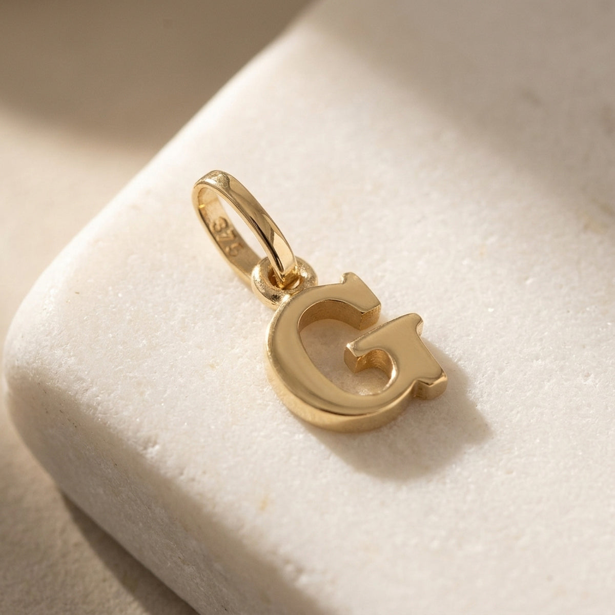 Anhänger Buchstabe G glänzend – 375er Gold, 8 × 6 mm – Detailansicht des Anhängers vor neutralem Hintergrund