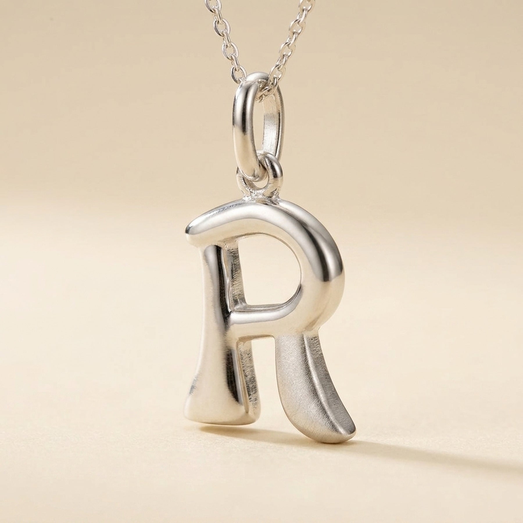 Anhänger Buchstabe R teilmattiert glänzend – 925er Silber, 15 × 10 mm – Detailansicht des Anhängers vor neutralem Hintergrund