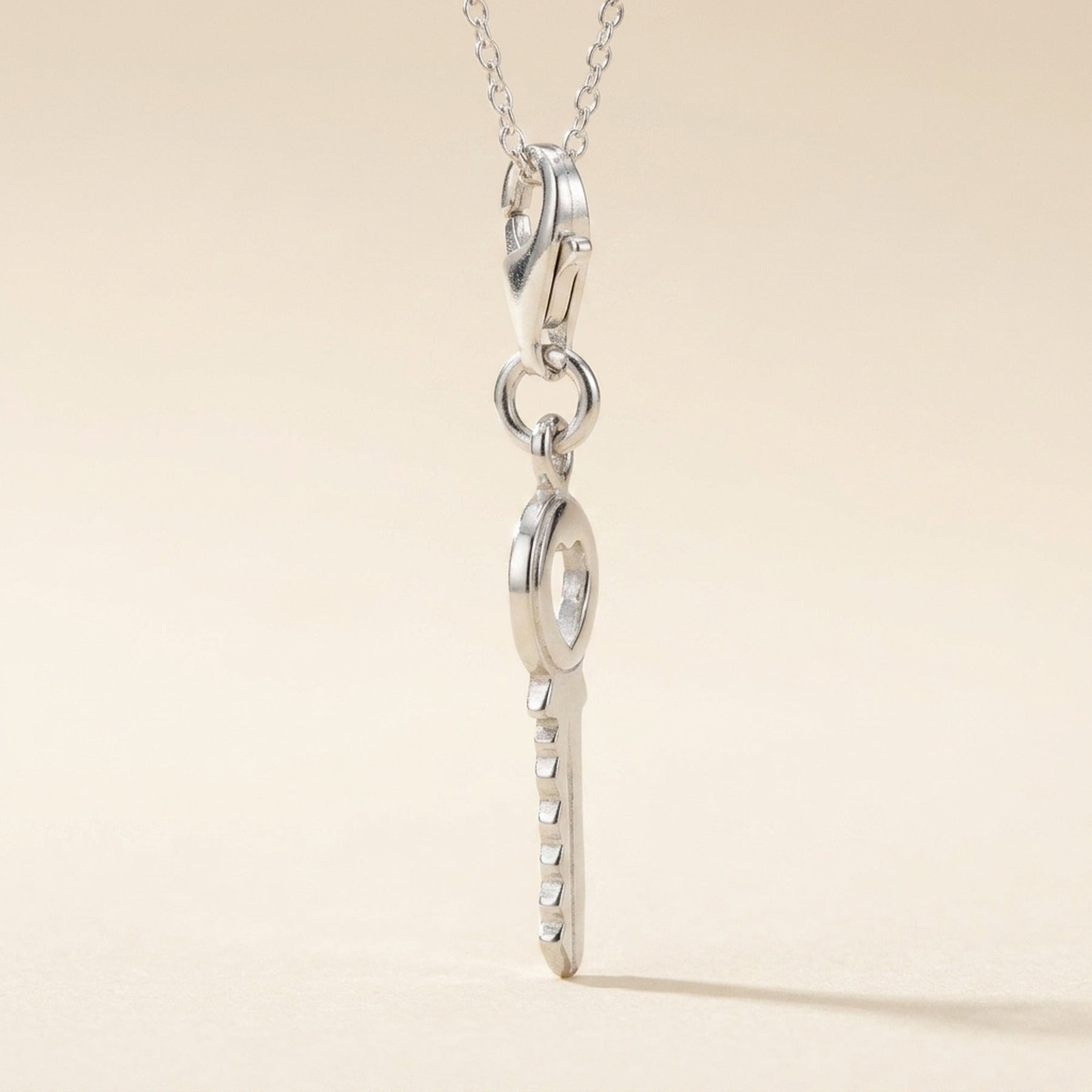 Anhänger Charm Sicherheitsschlüssel mit Herz – 925er Silber, 17 × 7 mm – Detailansicht des Anhängers vor neutralem Hintergrund