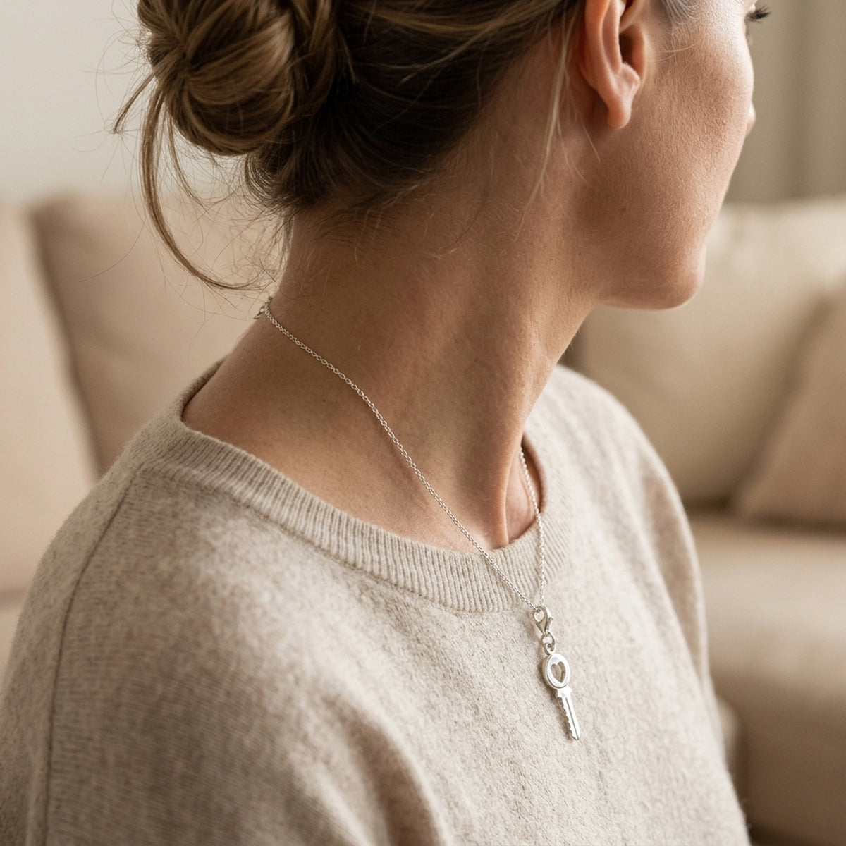 Anhänger Charm Sicherheitsschlüssel mit Herz – 925er Silber, 17 × 7 mm – an einer feinen Kette getragen, zweite Lifestyle-Aufnahme in anderer Perspektive