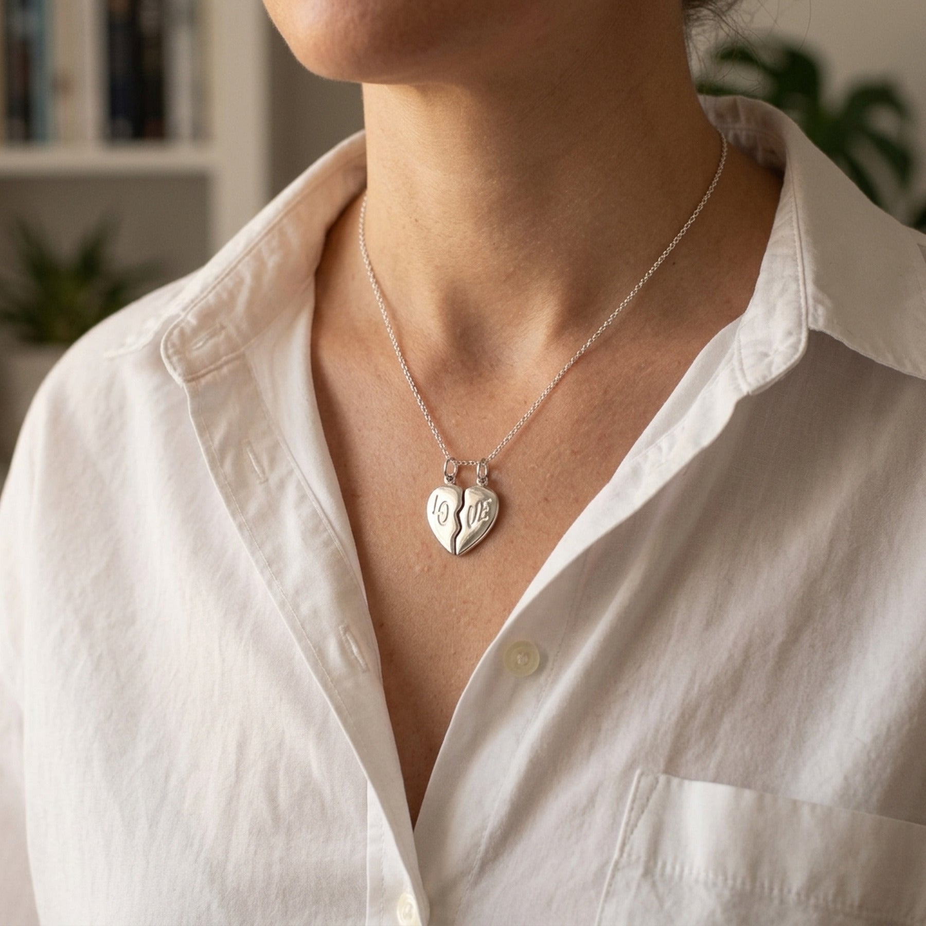 Anhänger Doppelanhänger Herz LO-VE – 925er Silber, 20 × 20 mm – an einer feinen Kette getragen, natürliche Lifestyle-Aufnahme