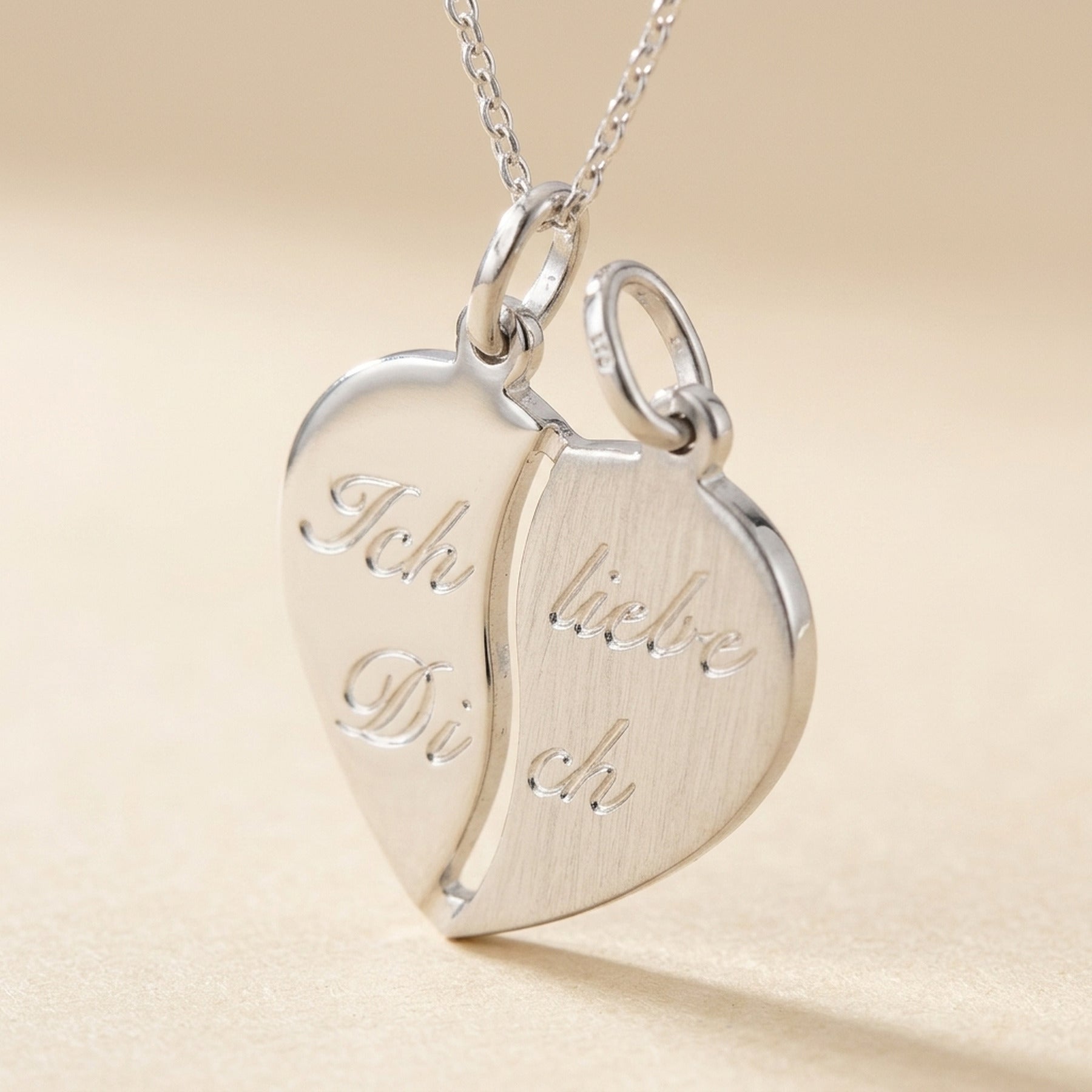 Anhänger Doppelanhänger Herz mit Gravur „Ich liebe dich“ – 925er Silber, 18 × 17 mm – Detailansicht des Anhängers vor neutralem Hintergrund