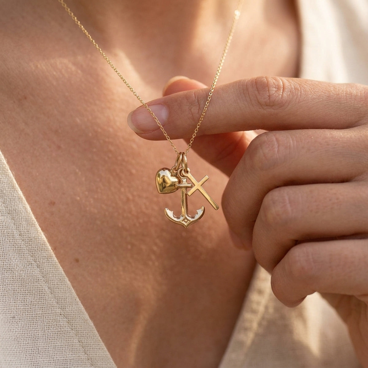 Anhänger Glaube-Liebe-Hoffnung – 375er Gold, ca. 15 mm – an einer feinen Kette getragen, zweite Lifestyle-Aufnahme in anderer Perspektive
