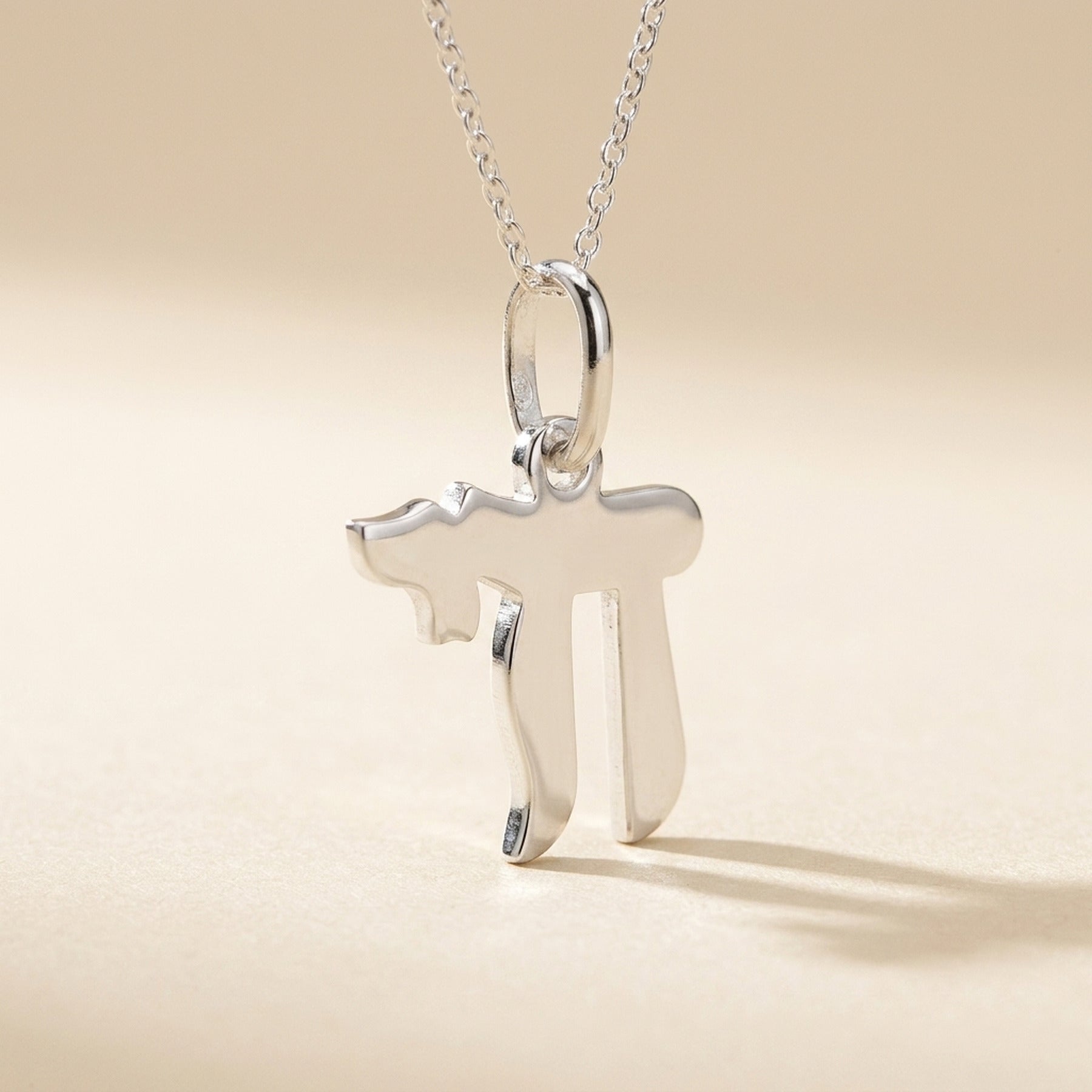 Anhänger Hebräisches Wort Chai Symbol für Leben glänzend – 925er Silber, 15 × 14 mm – Detailansicht des Anhängers vor neutralem Hintergrund