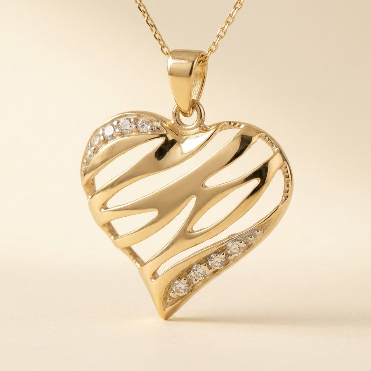 Anhänger Herz glänzend mit 9 Zirkonia – 375er Gold, 17 × 20 mm – Detailansicht des Anhängers vor neutralem Hintergrund