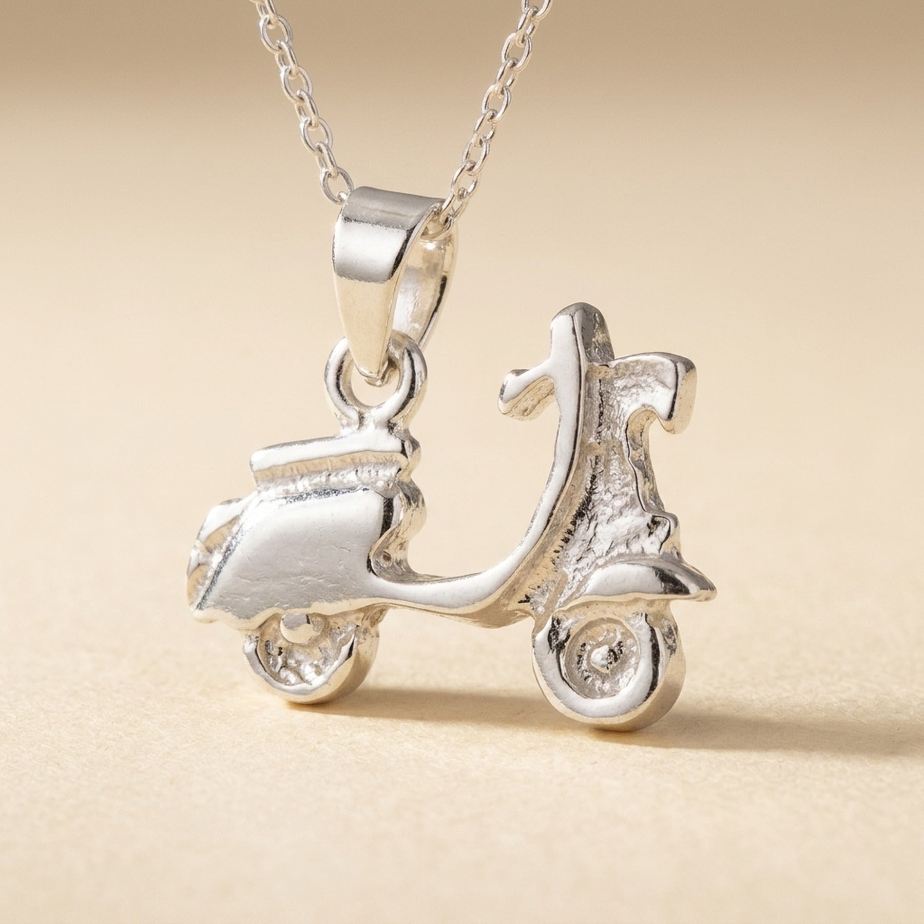 Anhänger kleiner Motorroller – 925er Silber, 12 × 16 mm – Detailansicht des Anhängers vor neutralem Hintergrund
