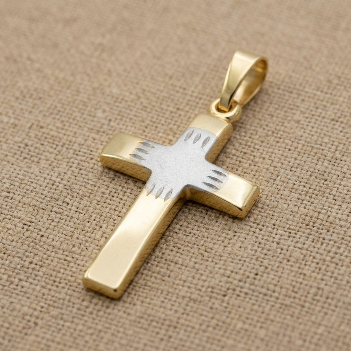 Anhänger Kreuz bicolor – 375er Gold, 21 × 14 mm – Detailansicht des Anhängers vor neutralem Hintergrund
