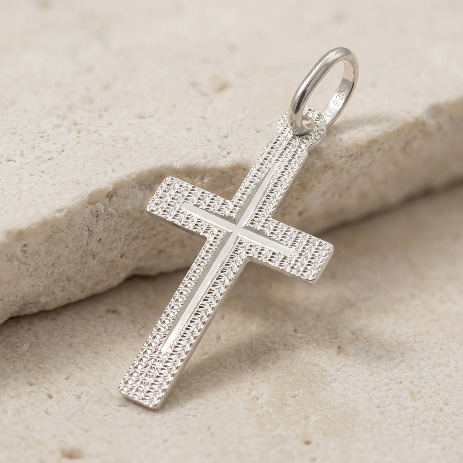 Anhänger Kreuz diamantiert – 925er Silber, 23 × 13 mm – Detailansicht des Anhängers vor neutralem Hintergrund
