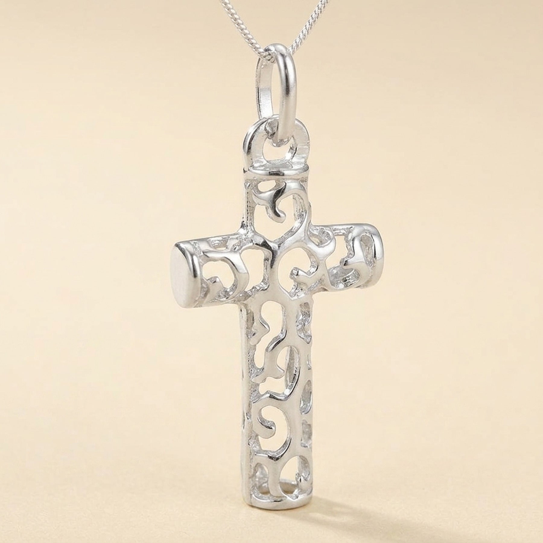 Anhänger Kreuz filigran durchbrochen glänzend – 925er Silber, 28 × 14 mm – Detailansicht des Anhängers vor neutralem Hintergrund