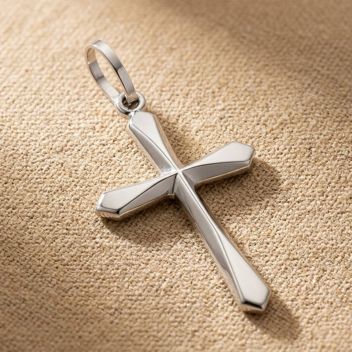 Anhänger Kreuz glänzend – 375er Weißgold, 23 × 14 mm – Detailansicht des Anhängers vor neutralem Hintergrund