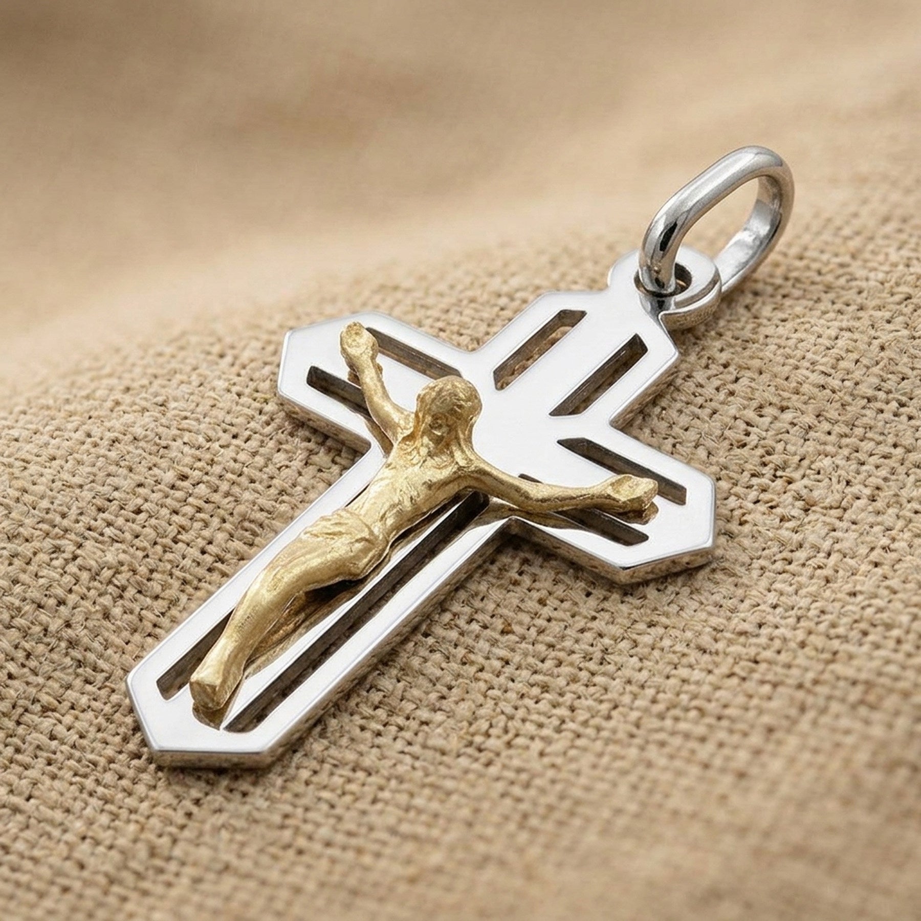 Anhänger Kreuz Jesus bicolor glänzend – 925er Silber, 38 × 23 mm – Detailansicht des Anhängers vor neutralem Hintergrund