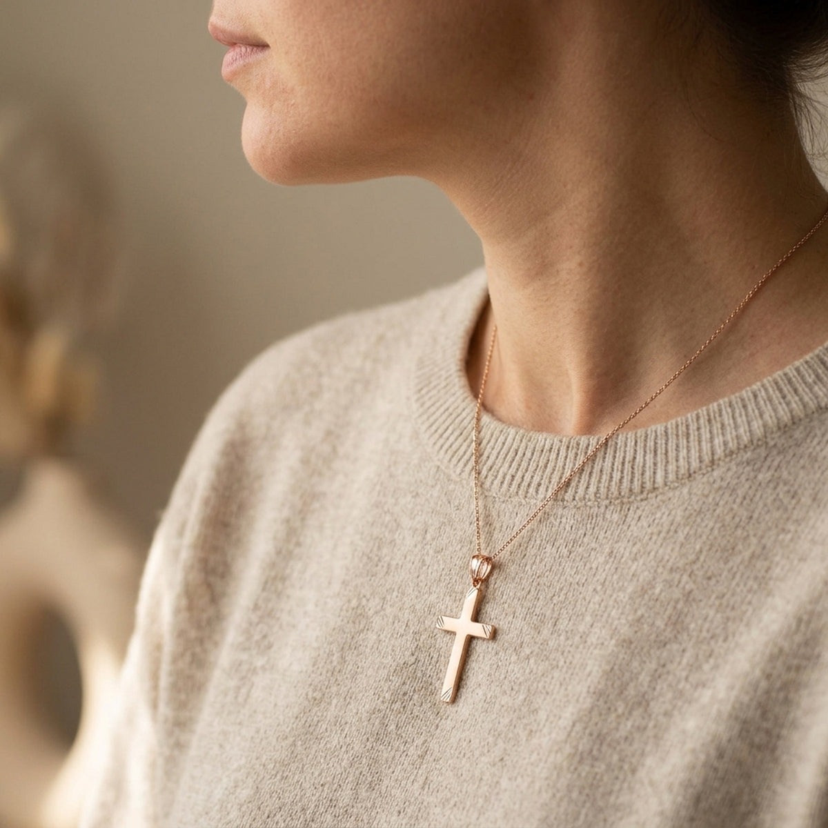 Anhänger Kreuz matt-diamantiert – 375er Rotgold, 26 × 16 mm – an einer feinen Kette getragen, zweite Lifestyle-Aufnahme in anderer Perspektive