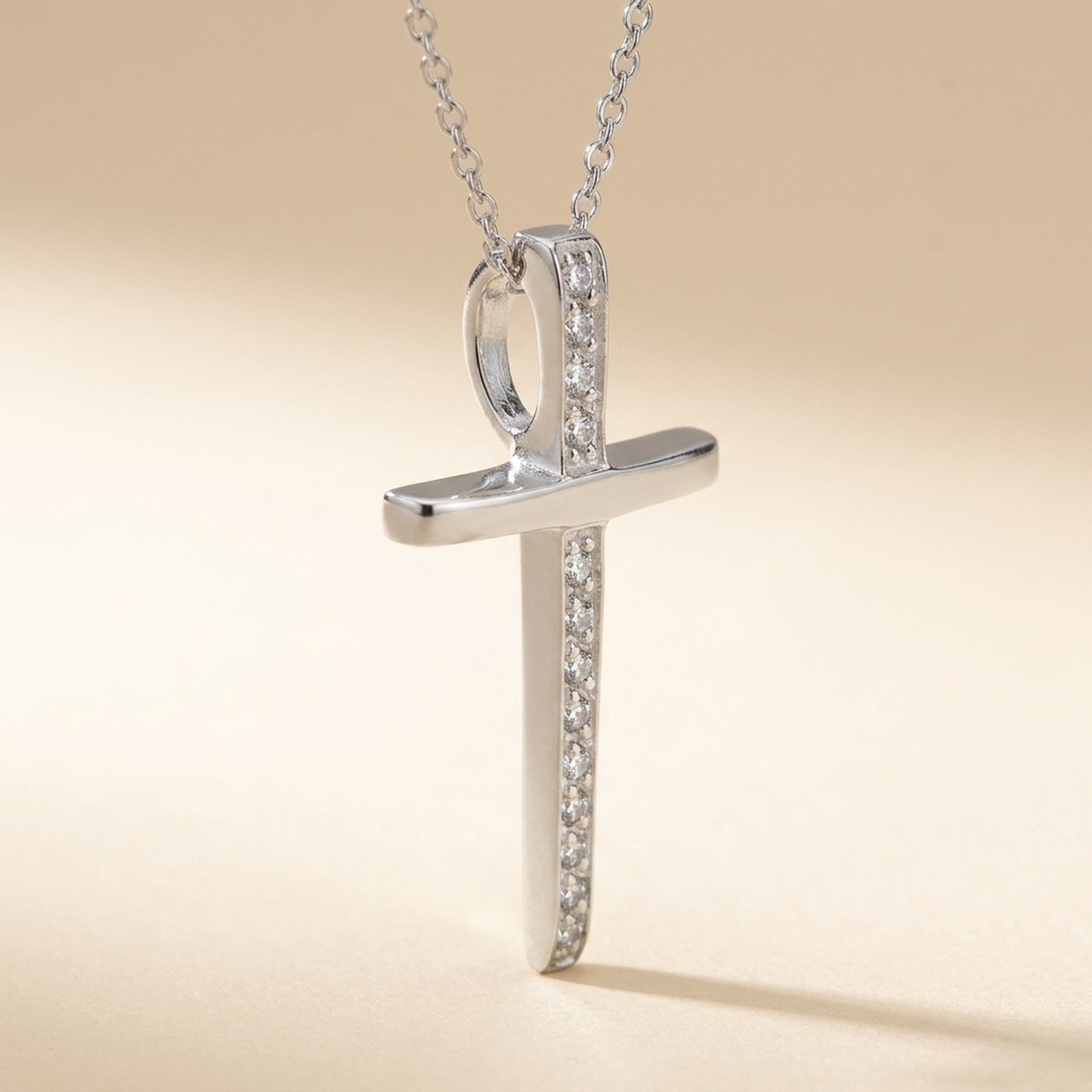 Anhänger Kreuz mit Zirkonia – 925er Silber, 25 × 14 mm – Detailansicht des Anhängers vor neutralem Hintergrund