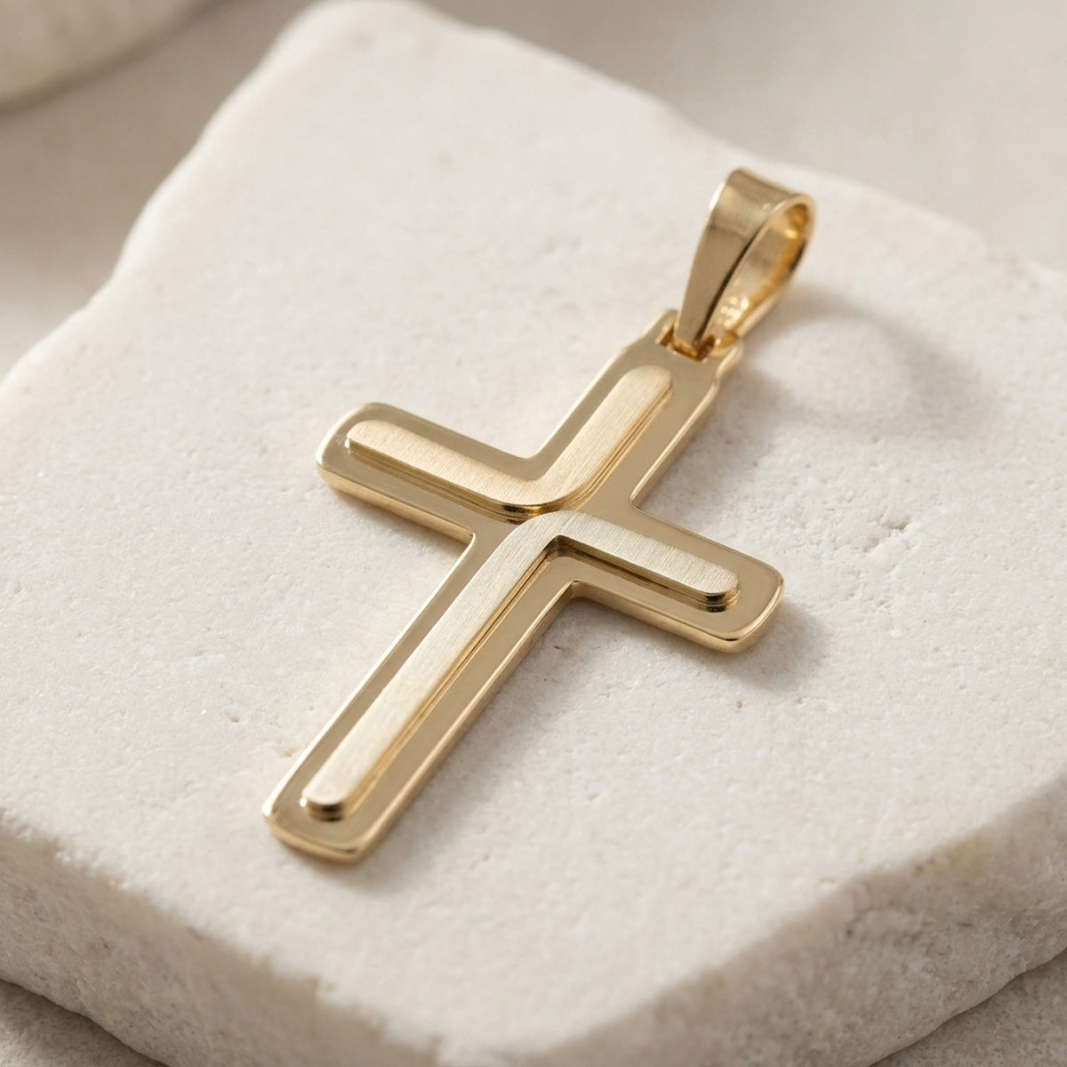 Anhänger Kreuz tricolor matt-glänzend – 585er Rot- und Gelbgold, 30 × 19 mm – Detailansicht des Anhängers vor neutralem Hintergrund