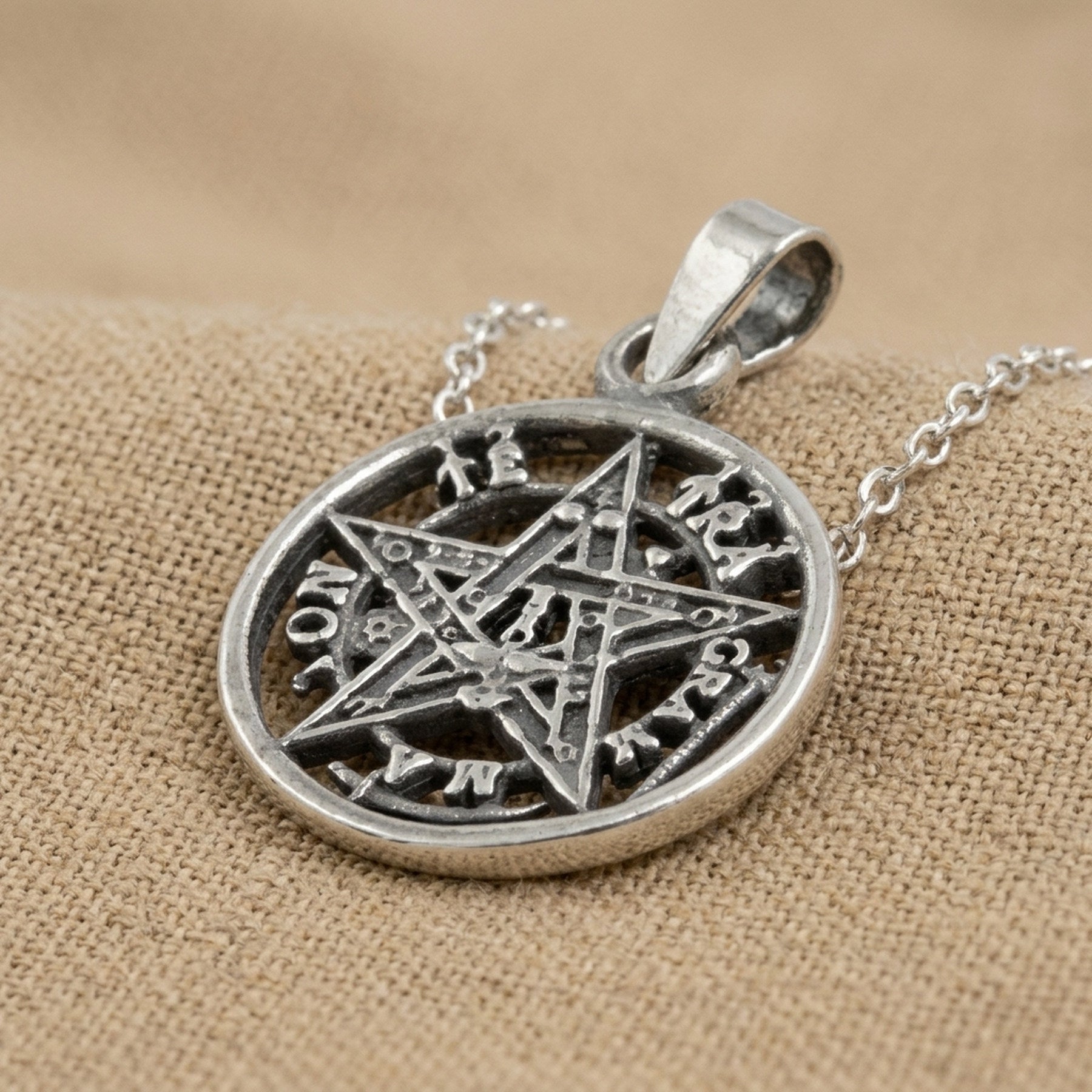 Anhänger Pentagramm Amulett geschwärzt – 925er Silber, 15 mm – Detailansicht des Anhängers vor neutralem Hintergrund
