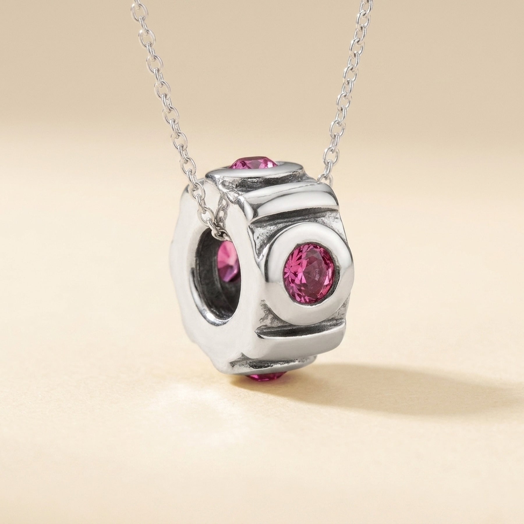 Anhänger Perle Bead mit 4 Glassteinen pink rhodiniert – 925er Silber, 10 × 5 mm – Detailansicht des Anhängers vor neutralem Hintergrund
