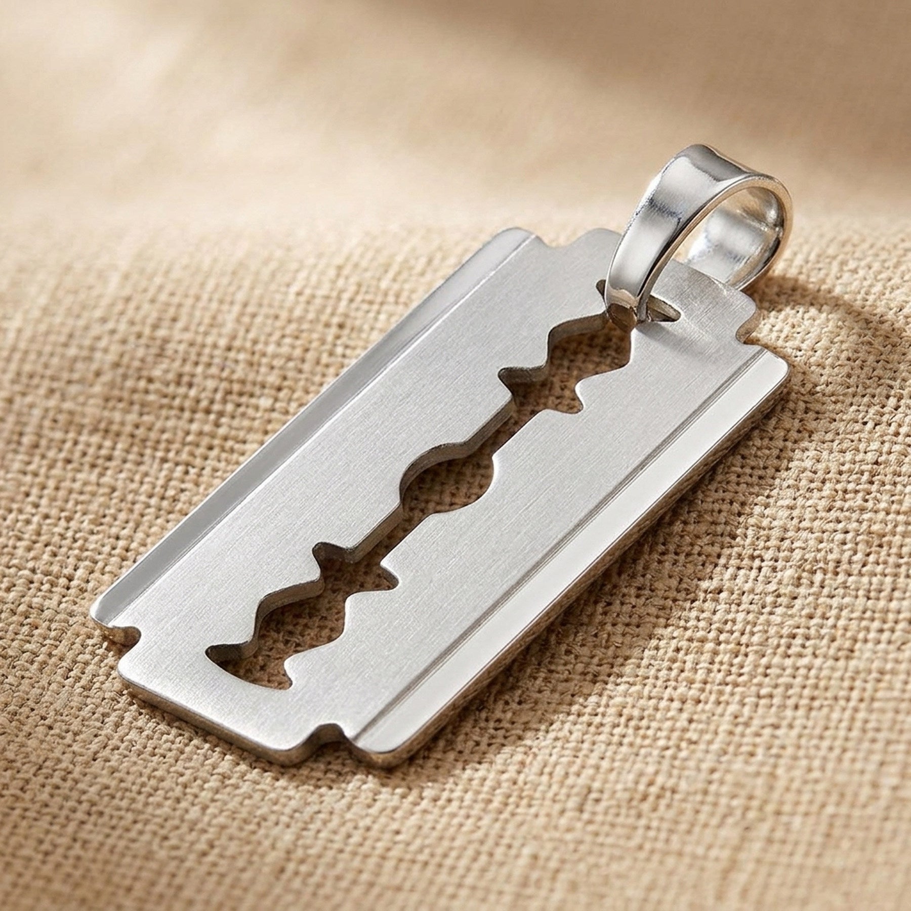 Anhänger Rasierklinge matt-glänzend – 925er Silber, 30 × 15 mm – Detailansicht des Anhängers vor neutralem Hintergrund