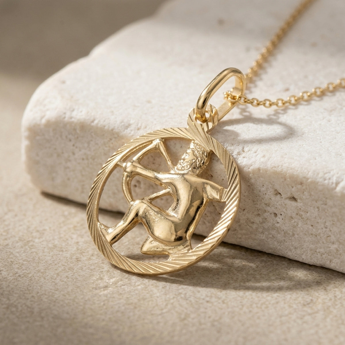 Anhänger Sternzeichen Schütze – 375er Gold, 15 mm – Detailansicht des Anhängers vor neutralem Hintergrund