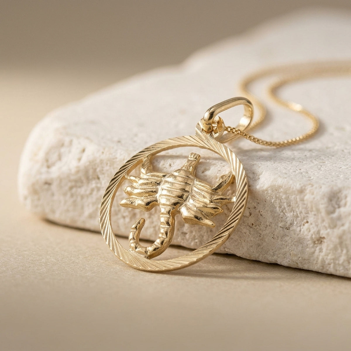 Anhänger Sternzeichen Skorpion – 375er Gold, 15 mm – Detailansicht des Anhängers vor neutralem Hintergrund