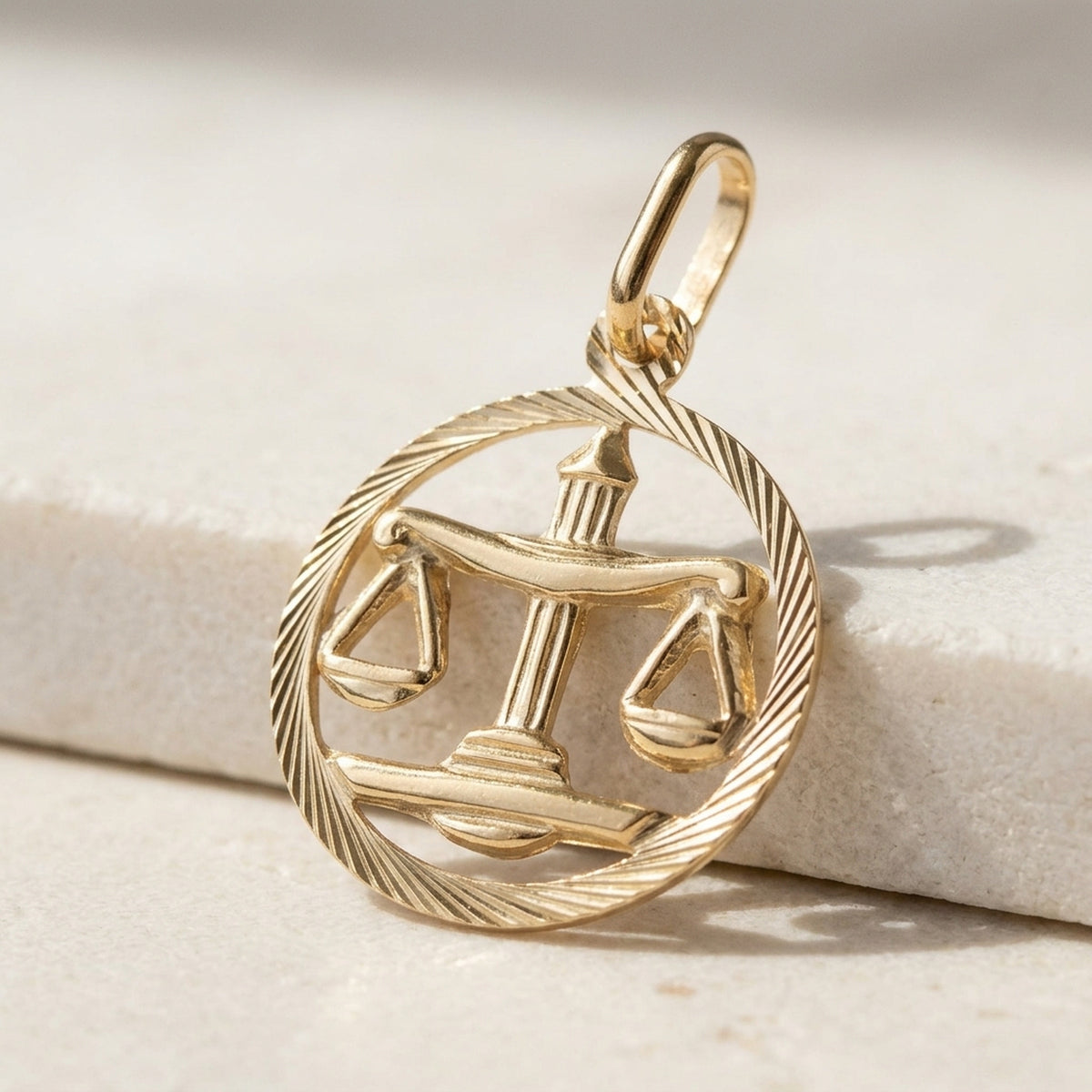 Anhänger Sternzeichen Waage – 375er Gold, 15 mm – Detailansicht des Anhängers vor neutralem Hintergrund