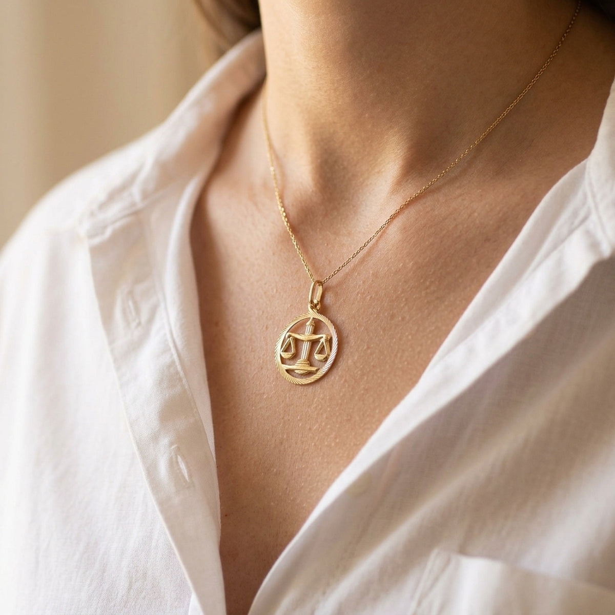 Anhänger Sternzeichen Waage – 375er Gold, 15 mm – an einer feinen Kette getragen, natürliche Lifestyle-Aufnahme