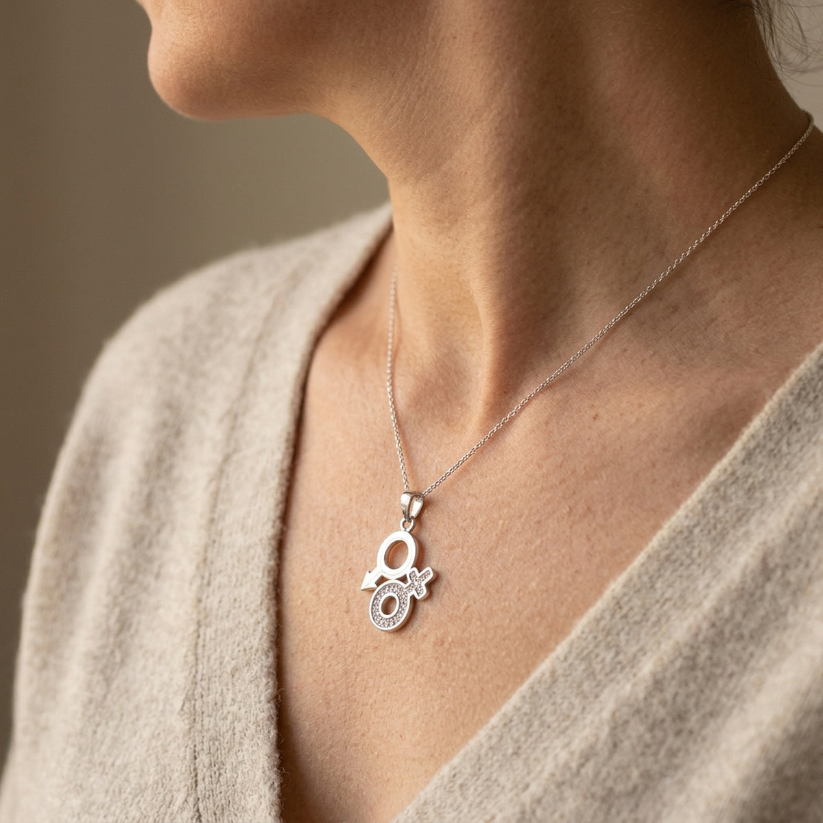 Anhänger Venus/Mars-Symbol mit Zirkonia glänzend – 925er Silber, 23 mm – an einer feinen Kette getragen, zweite Lifestyle-Aufnahme in anderer Perspektive