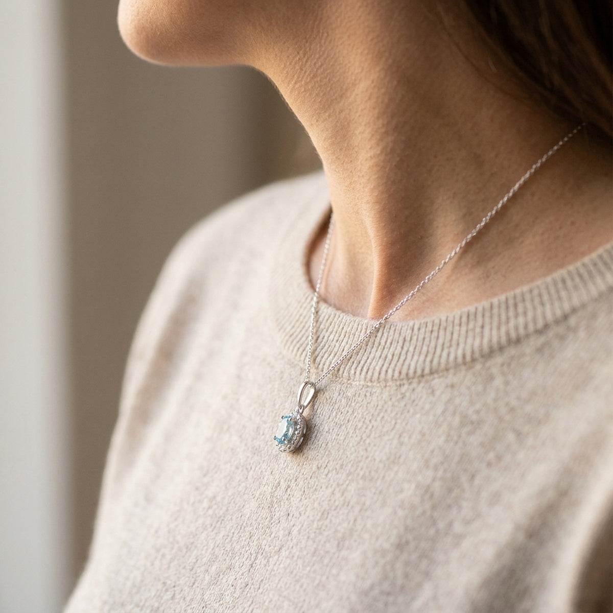 Anhänger mit weißen und hellblauen Zirkonia – 925er Silber, 10 × 8 mm – an einer feinen Kette getragen, zweite Lifestyle-Aufnahme in anderer Perspektive