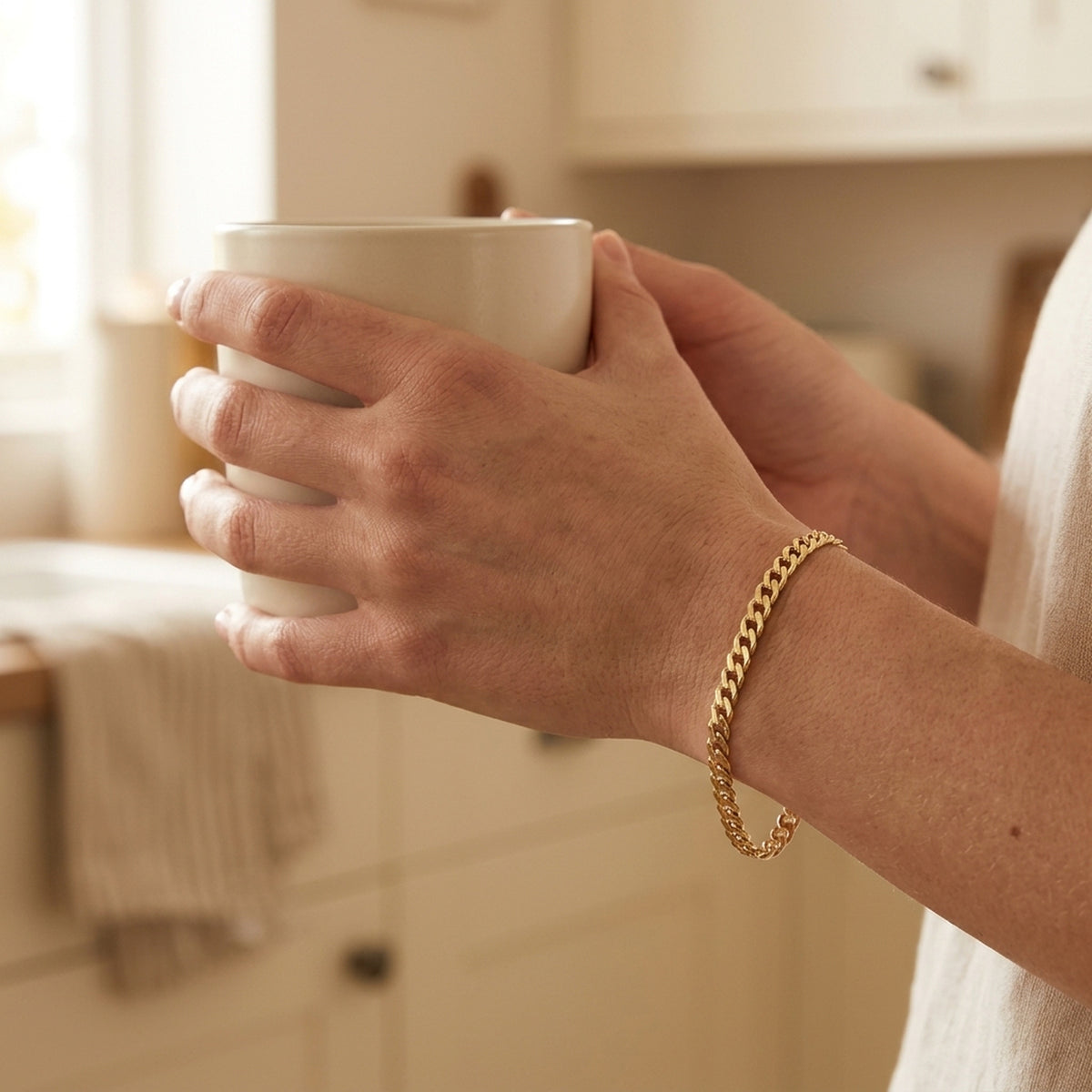Armband Doppelpanzer – 585er Gold, 3,7 mm, 19 cm – am Handgelenk getragen, natürliche Lifestyle-Aufnahme