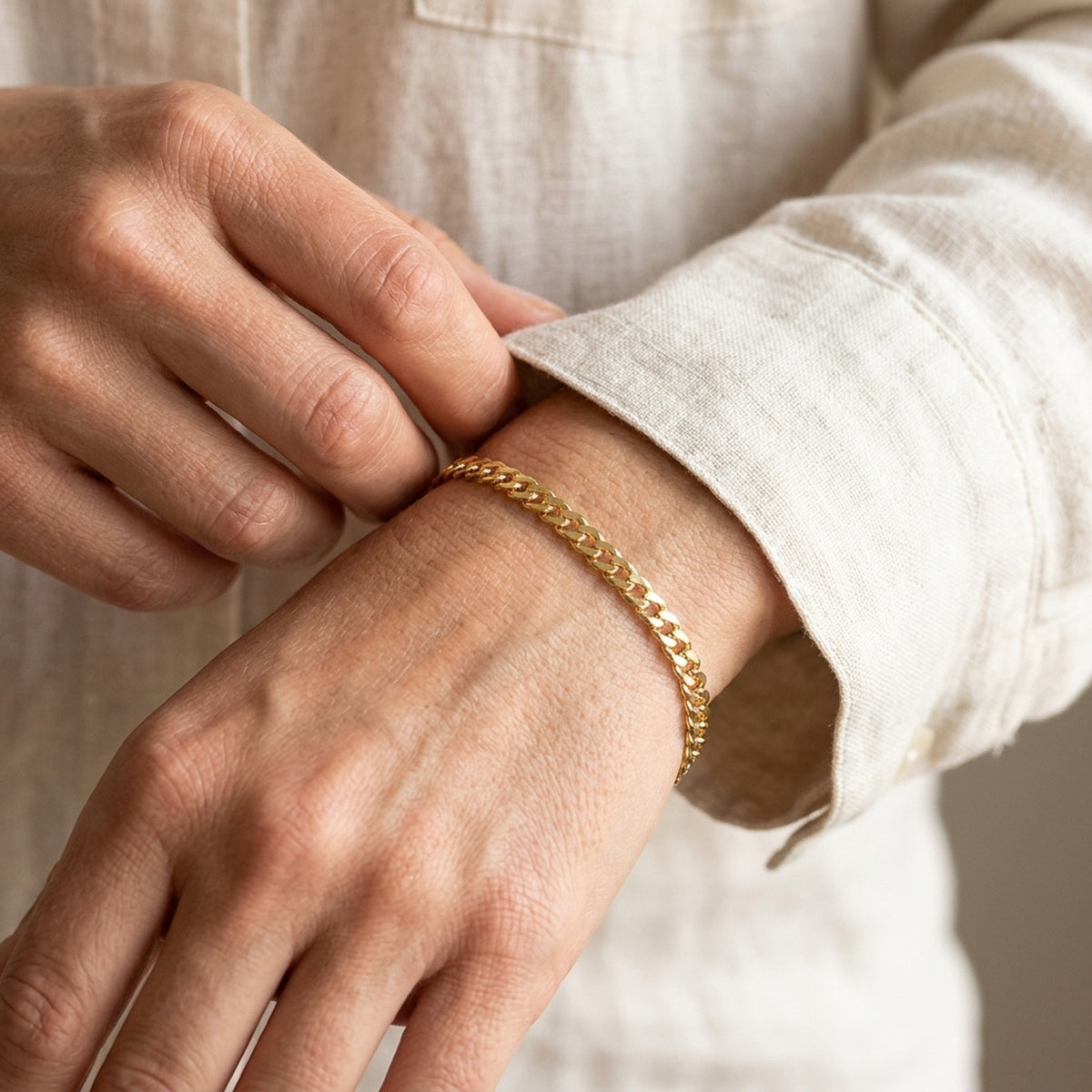 Armband Doppelpanzer – 585er Gold, 3,7 mm, 19 cm – am Handgelenk getragen, zweite Lifestyle-Aufnahme in anderer Perspektive