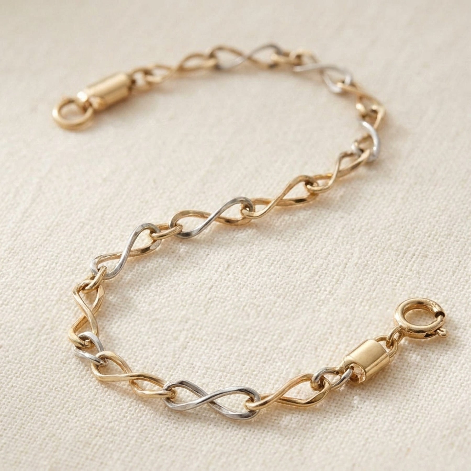 Armband Fantasiemuster bicolor – 375er Gelb- und Weißgold, 2,7 mm, 19 cm – Detailansicht des Armbands vor neutralem Hintergrund