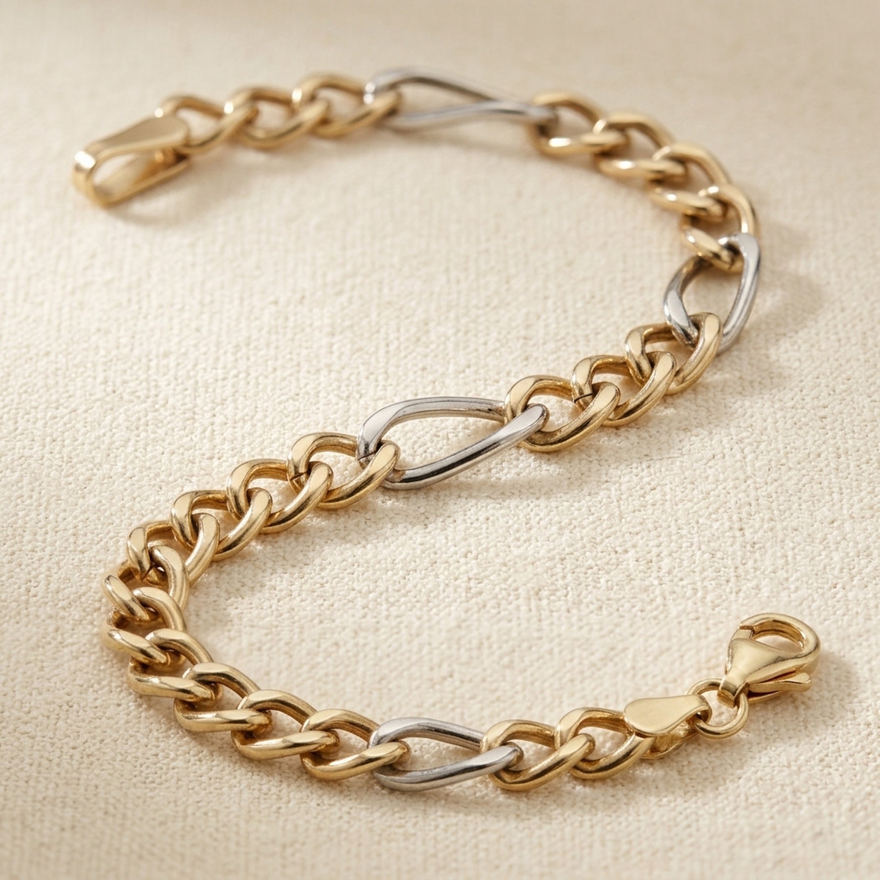 Armband Figaro-Panzer bicolor – 375er Gelb- und Weißgold, 3,6 mm, 19 cm – Detailansicht des Armbands vor neutralem Hintergrund