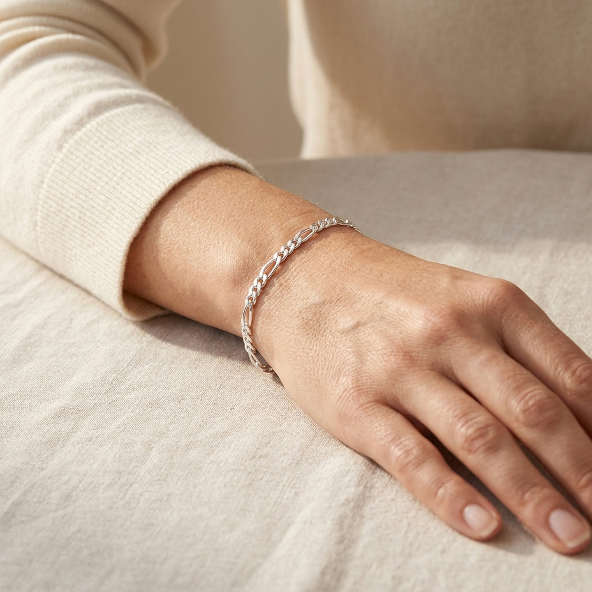 Armband Figarokette – 925er Silber, ca. 2 mm – am Handgelenk getragen, natürliche Lifestyle-Aufnahme