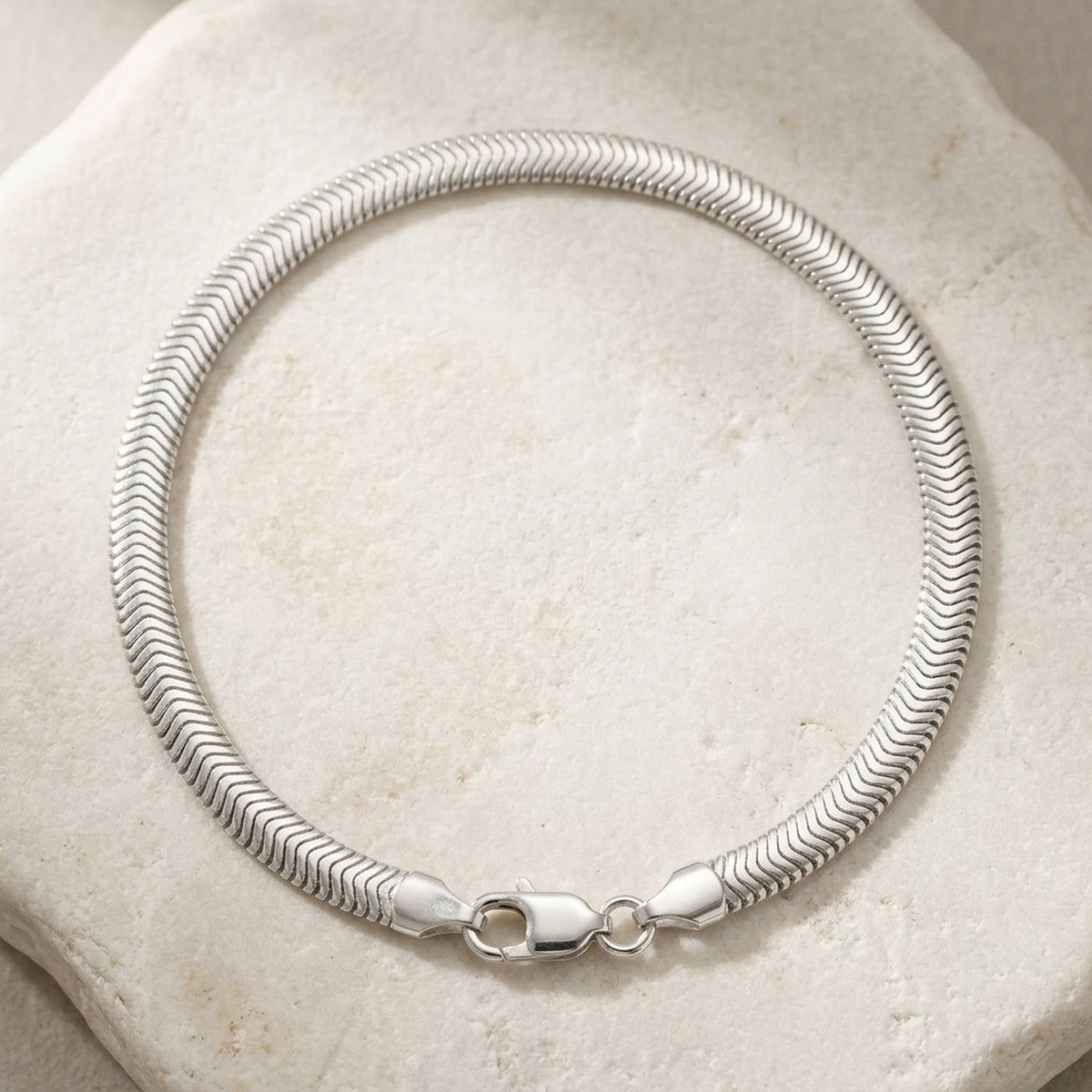 Armband flache Schlangenkette glänzend – 925er Silber, 6 mm – Detailansicht des Armbands vor neutralem Hintergrund