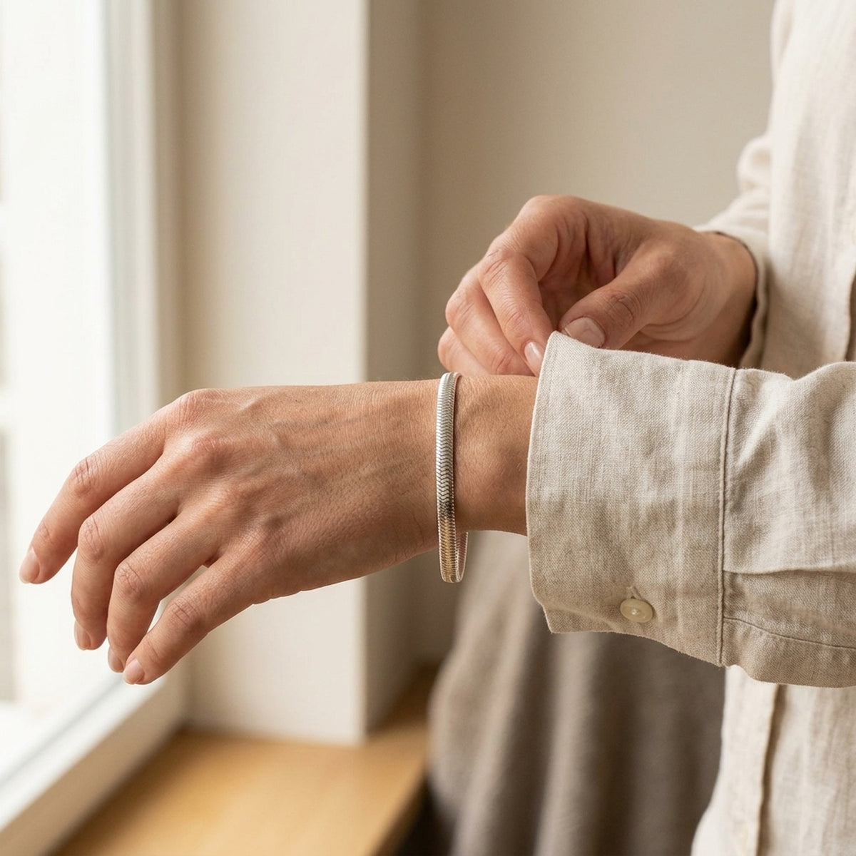 Armband flache Schlangenkette glänzend – 925er Silber, 6 mm – am Handgelenk getragen, zweite Lifestyle-Aufnahme in anderer Perspektive