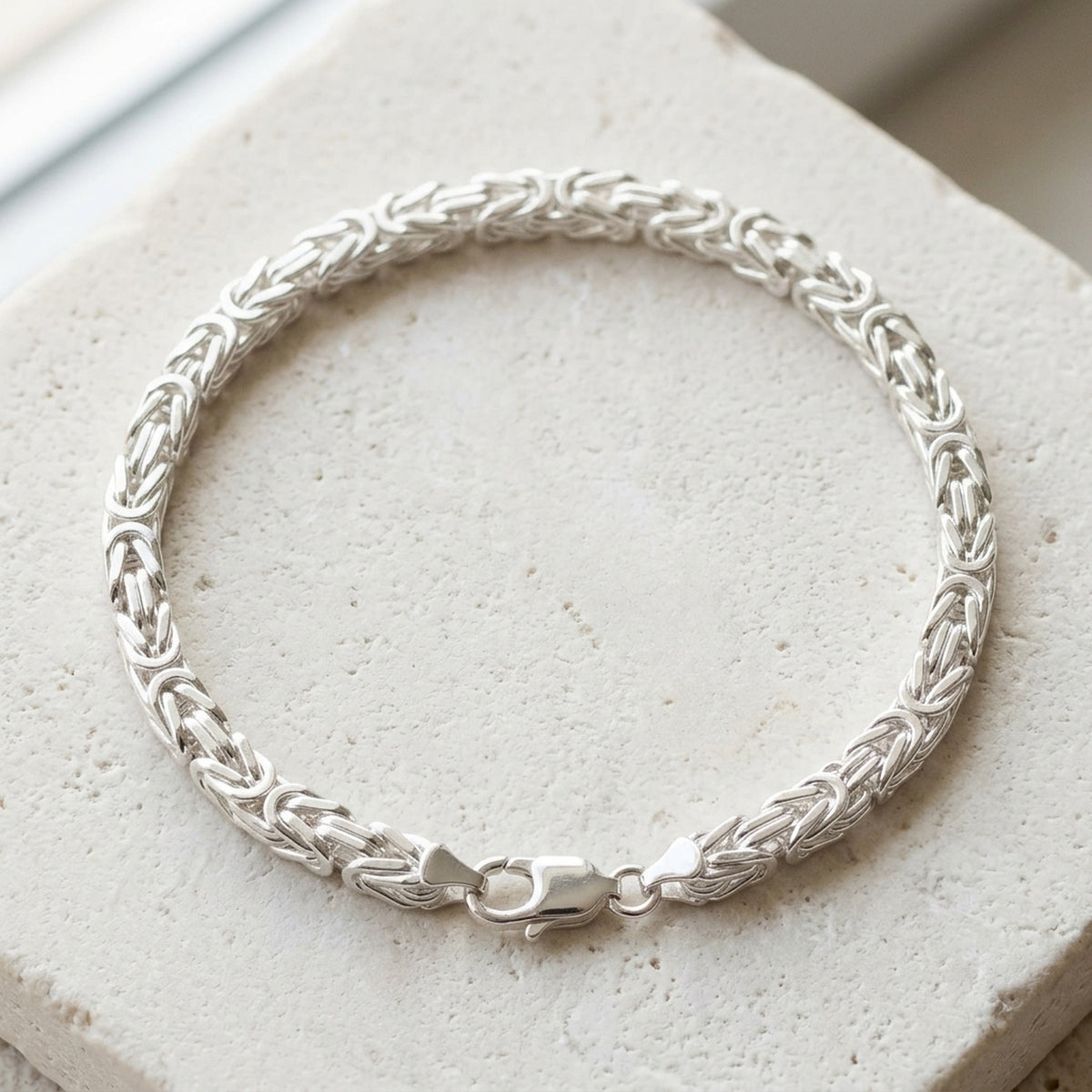 Armband Königskette vierkant glänzend – 925er Silber, 5 × 5 mm – Detailansicht des Armbands vor neutralem Hintergrund