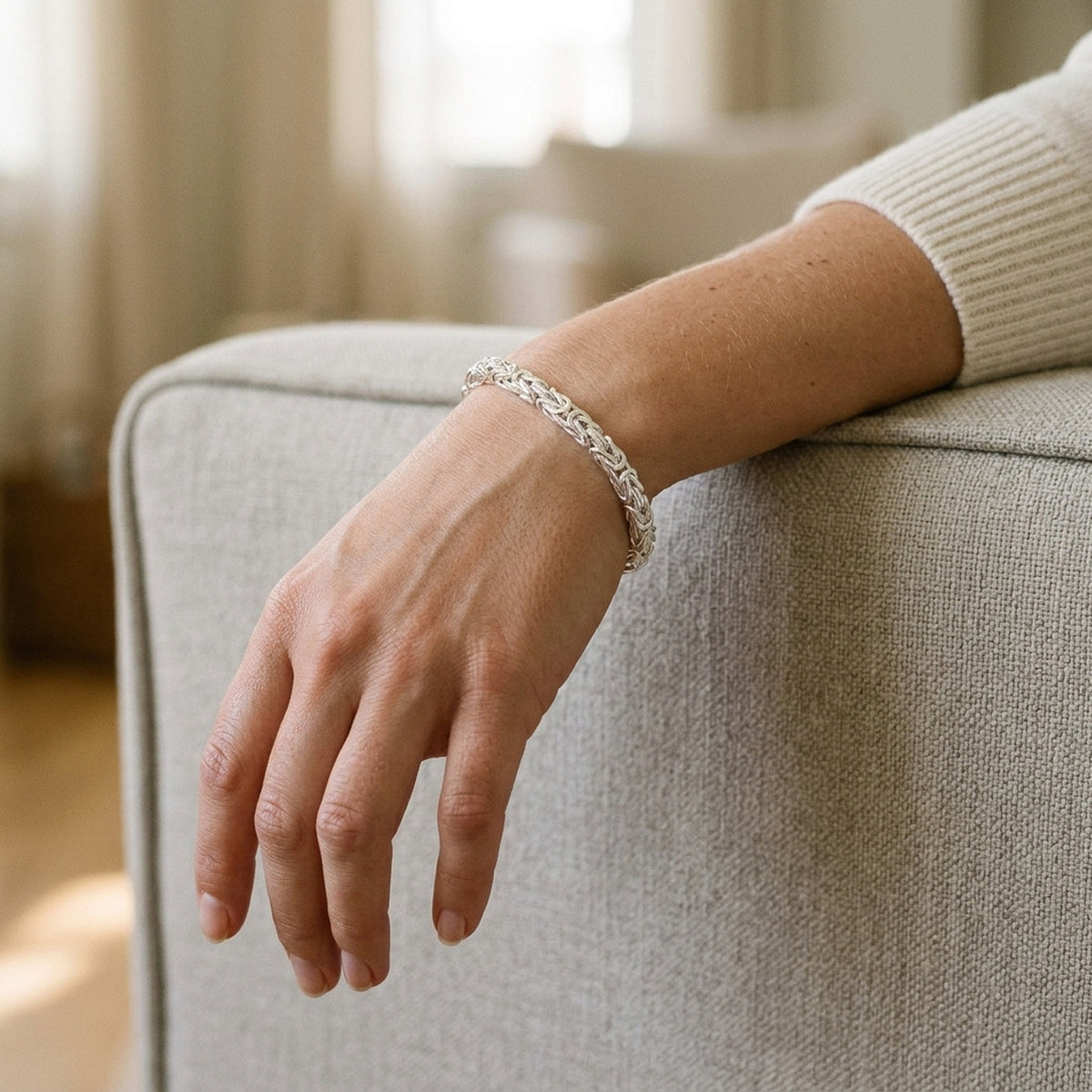 Armband Königskette vierkant glänzend – 925er Silber, 5 × 5 mm – am Handgelenk getragen, natürliche Lifestyle-Aufnahme