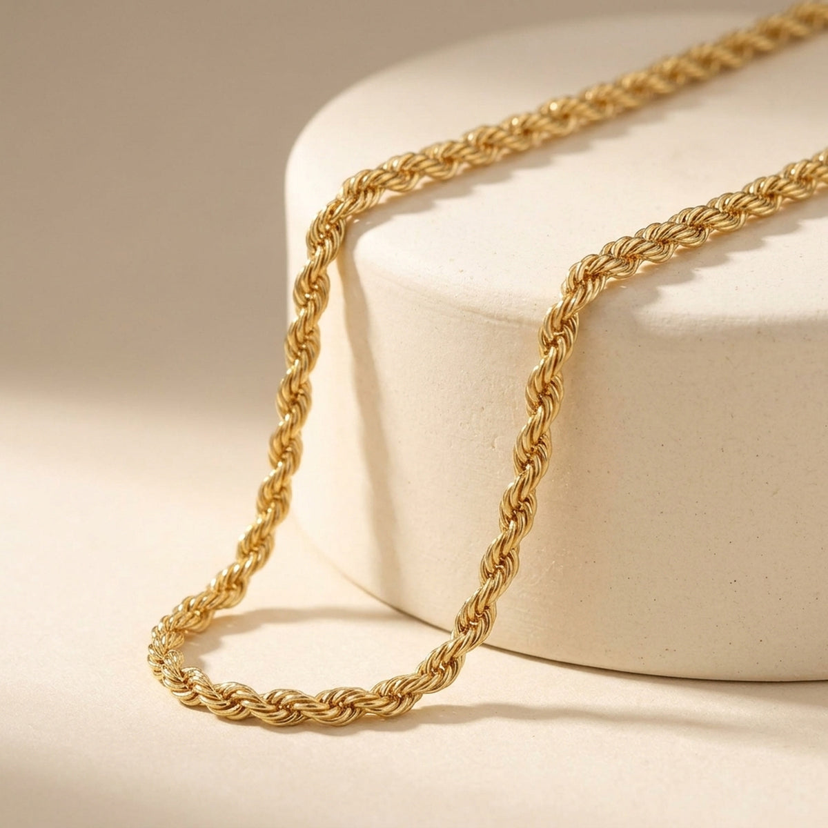 Armband Kordelkette – 375er Gold, 2 mm, 19 cm – Detailansicht des Armbands vor neutralem Hintergrund
