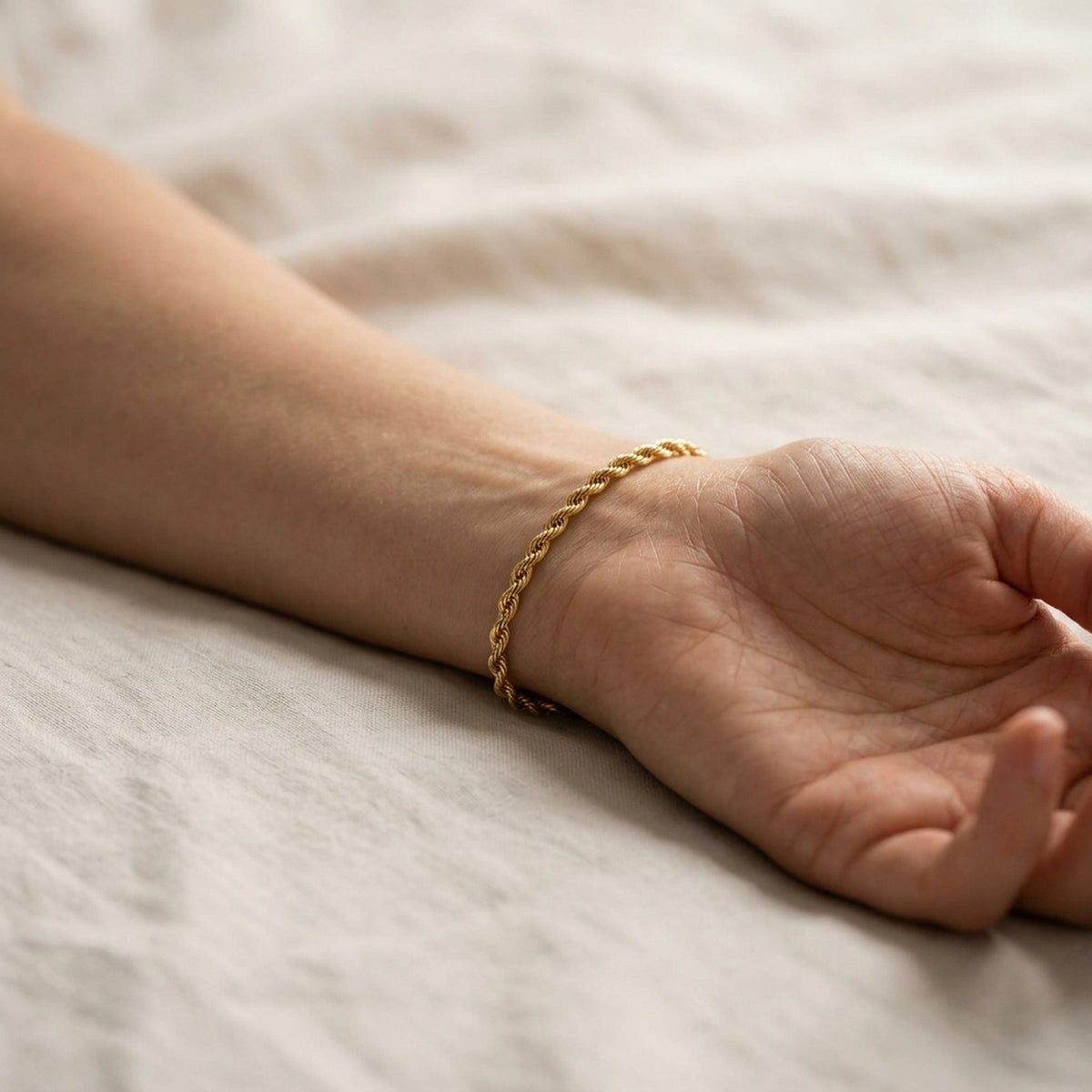 Armband Kordelkette – 375er Gold, 2 mm, 19 cm – am Handgelenk getragen, zweite Lifestyle-Aufnahme in anderer Perspektive
