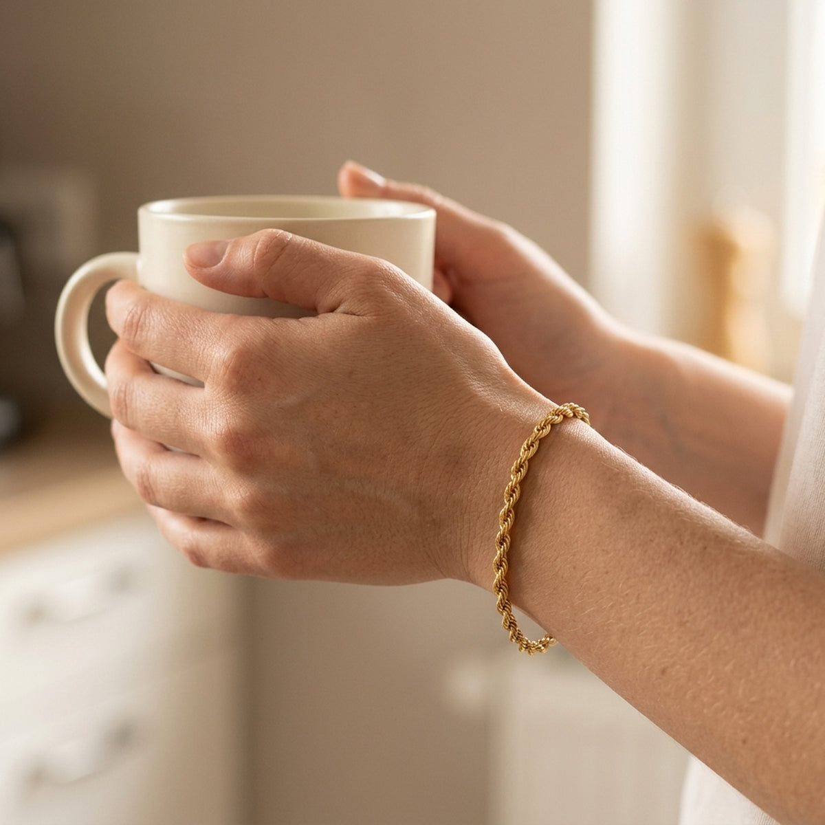 Armband Kordelkette – 375er Gold, 3,3 mm, 21 cm – am Handgelenk getragen, natürliche Lifestyle-Aufnahme