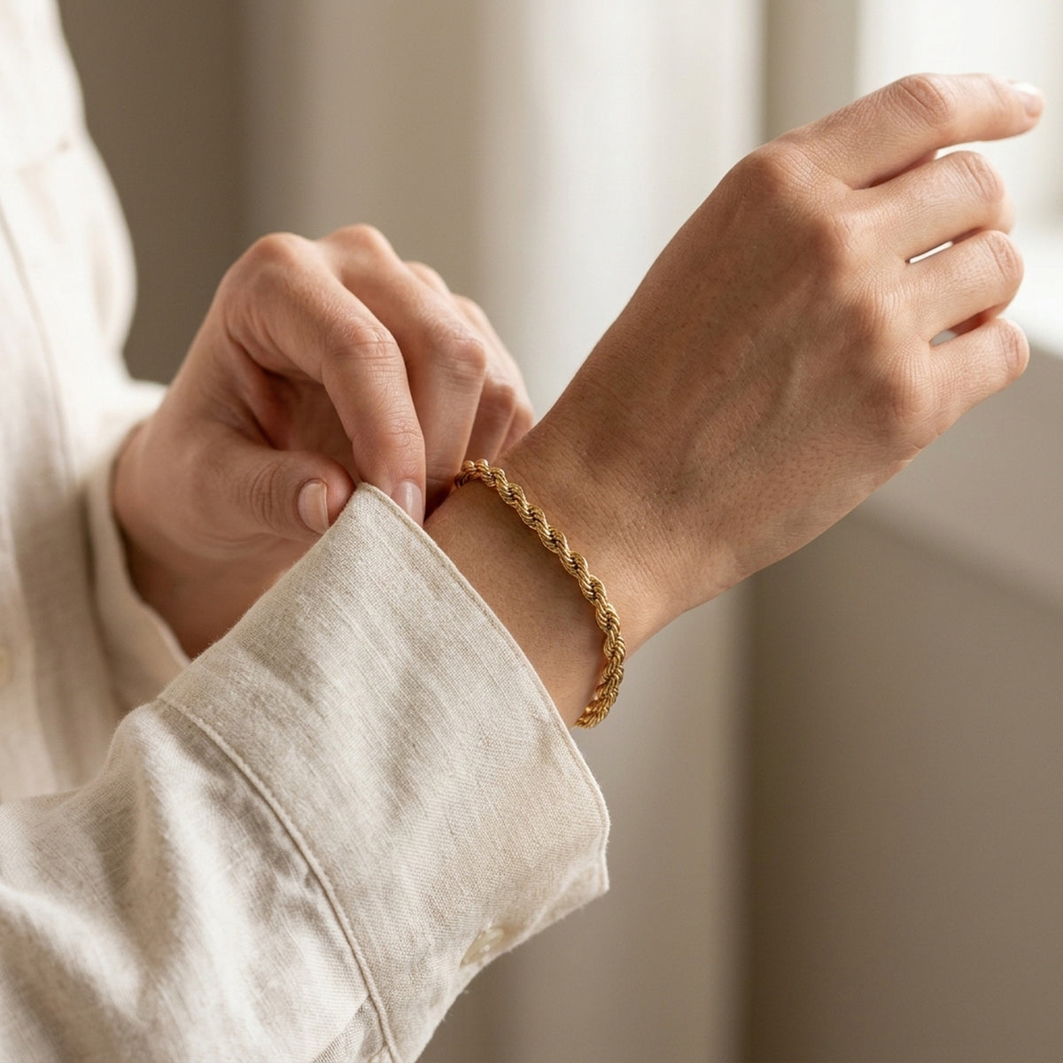 Armband Kordelkette – 375er Gold, 3,3 mm, 21 cm – am Handgelenk getragen, zweite Lifestyle-Aufnahme in anderer Perspektive