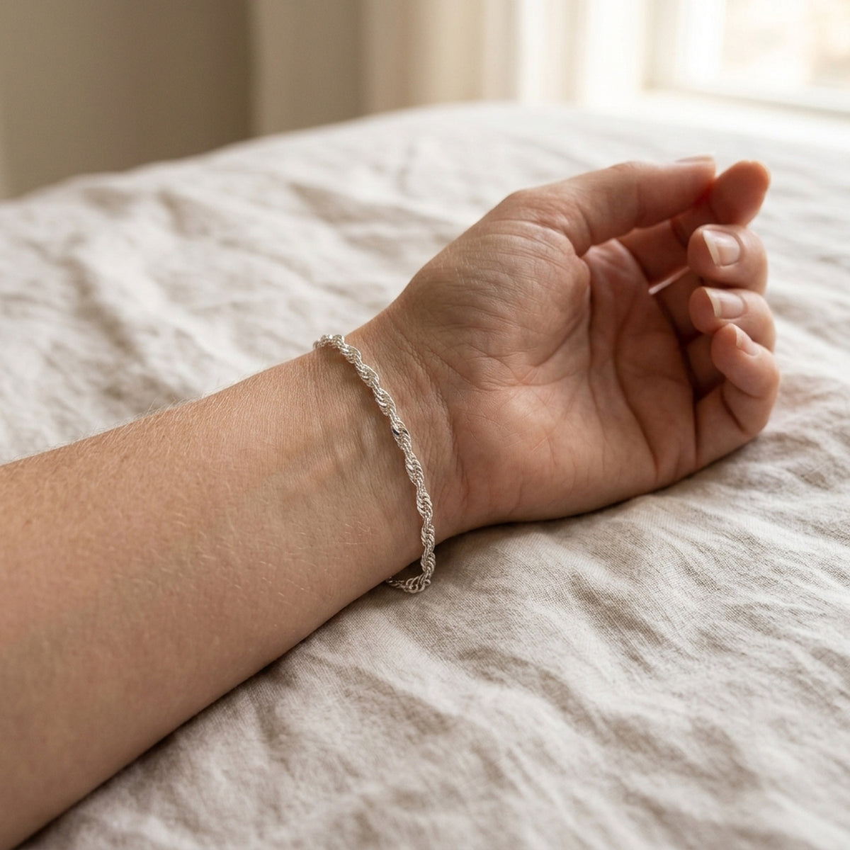 Armband Singapurkette – 925er Silber, 2 mm – am Handgelenk getragen, zweite Lifestyle-Aufnahme in anderer Perspektive