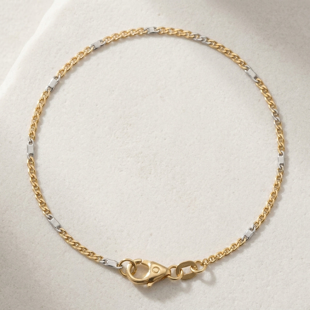 Armband Stegpanzer bicolor – 585er Gold, 1,4 mm, 19 cm – Detailansicht des Armbands vor neutralem Hintergrund
