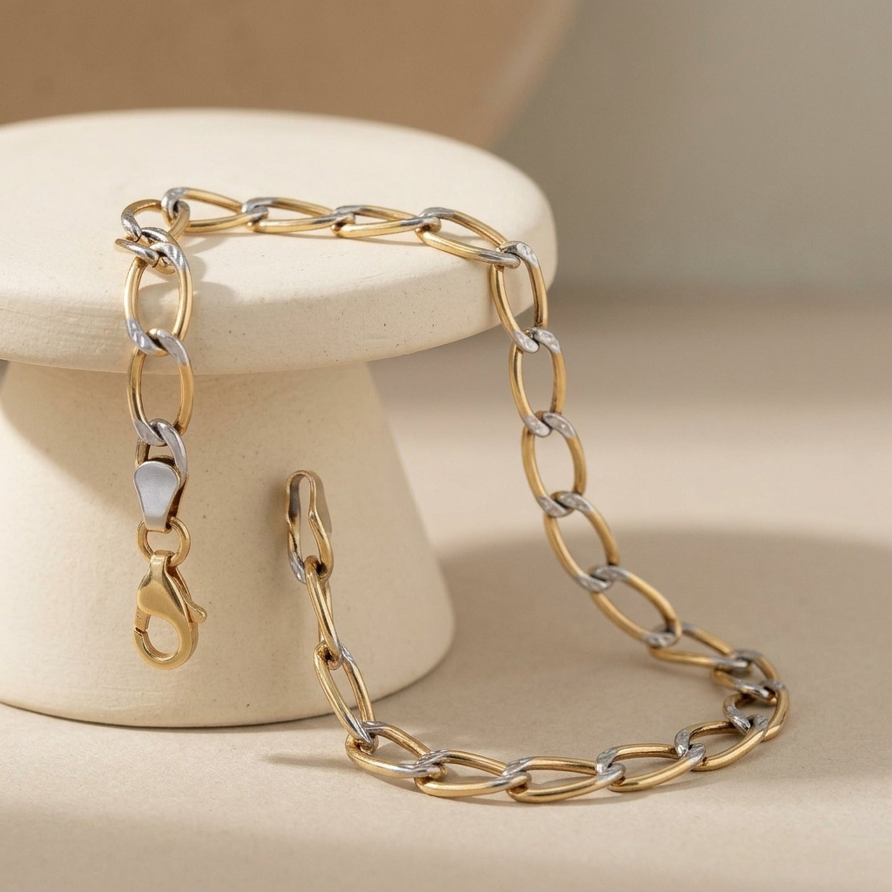 Armband Weitpanzer bicolor – 375er Gold, 5,5 mm, 19 cm – Detailansicht des Armbands vor neutralem Hintergrund