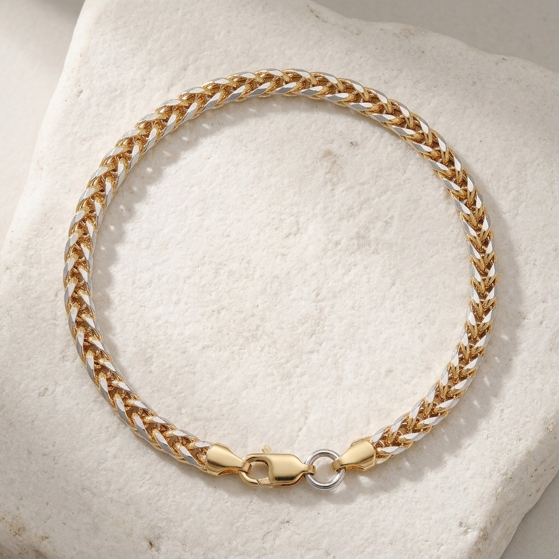 Armband Zopfkette bicolor – 585er Gold, 2,4 mm, 19 cm – Detailansicht des Armbands vor neutralem Hintergrund