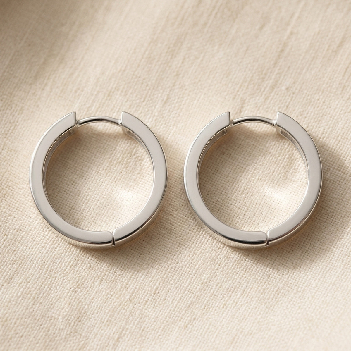 Creolen glänzend – 925er Silber, 19 × 4 mm – Detailansicht des Ohrschmucks vor neutralem Hintergrund