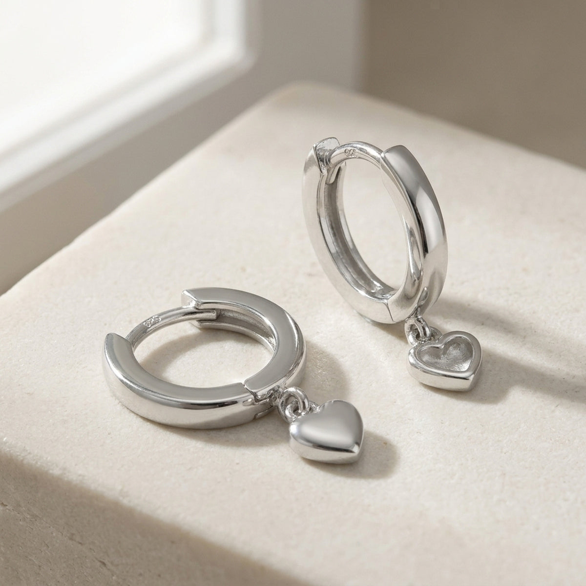 Creolen kleines Herz glänzend – 925er Silber, 17 × 12 × 2 mm – Detailansicht des Ohrschmucks vor neutralem Hintergrund