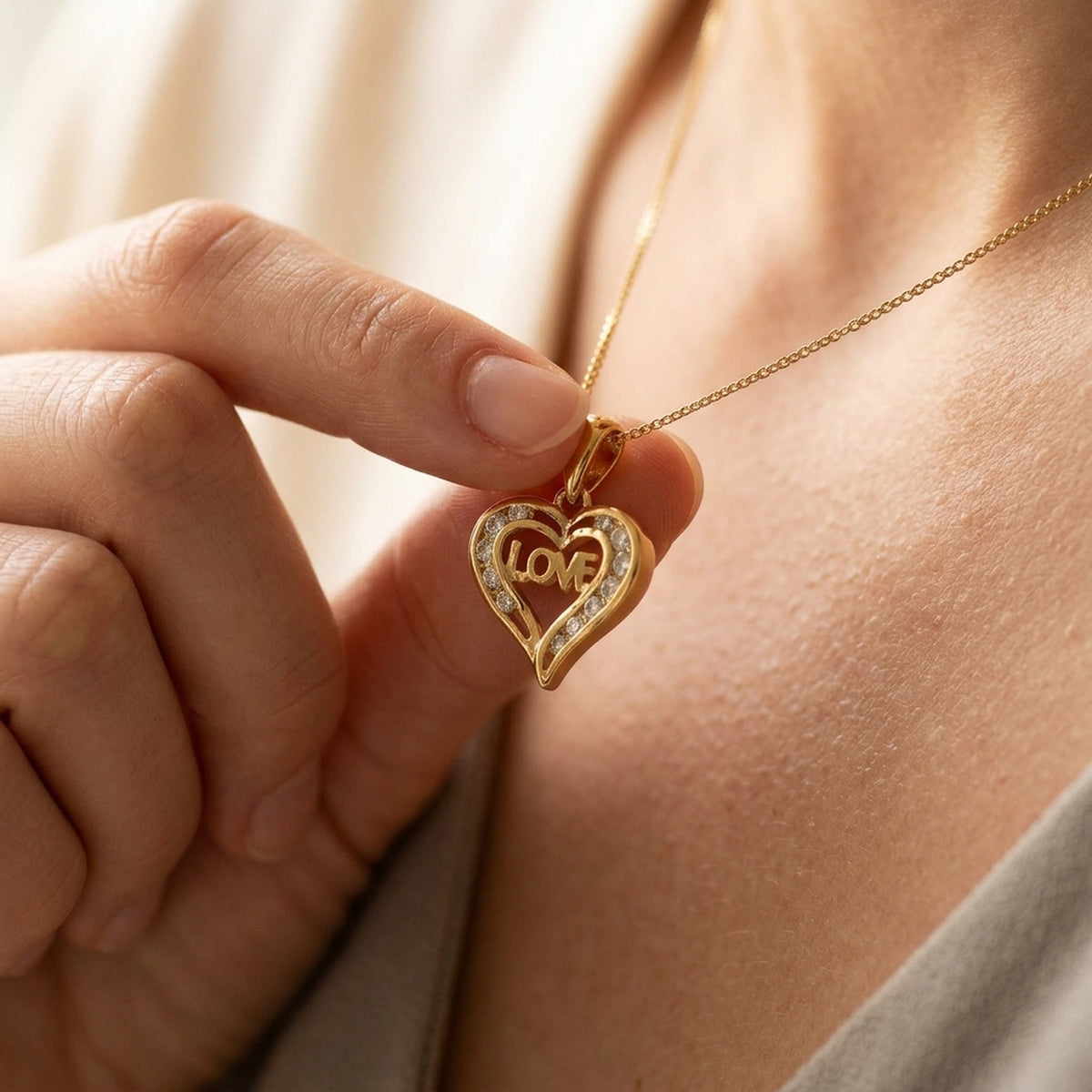 Anhänger Herz – Doublé, 15 × 15 mm – an einer feinen Kette getragen, zweite Lifestyle-Aufnahme in anderer Perspektive