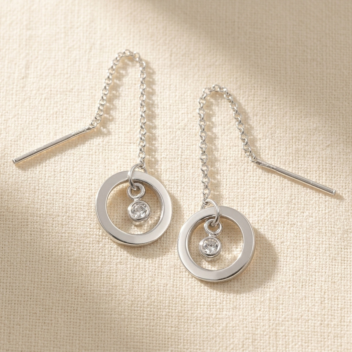 Durchzieher Ring mit Zirkonia – 925er Silber, 65 × 11 mm – Detailansicht des Ohrschmucks vor neutralem Hintergrund