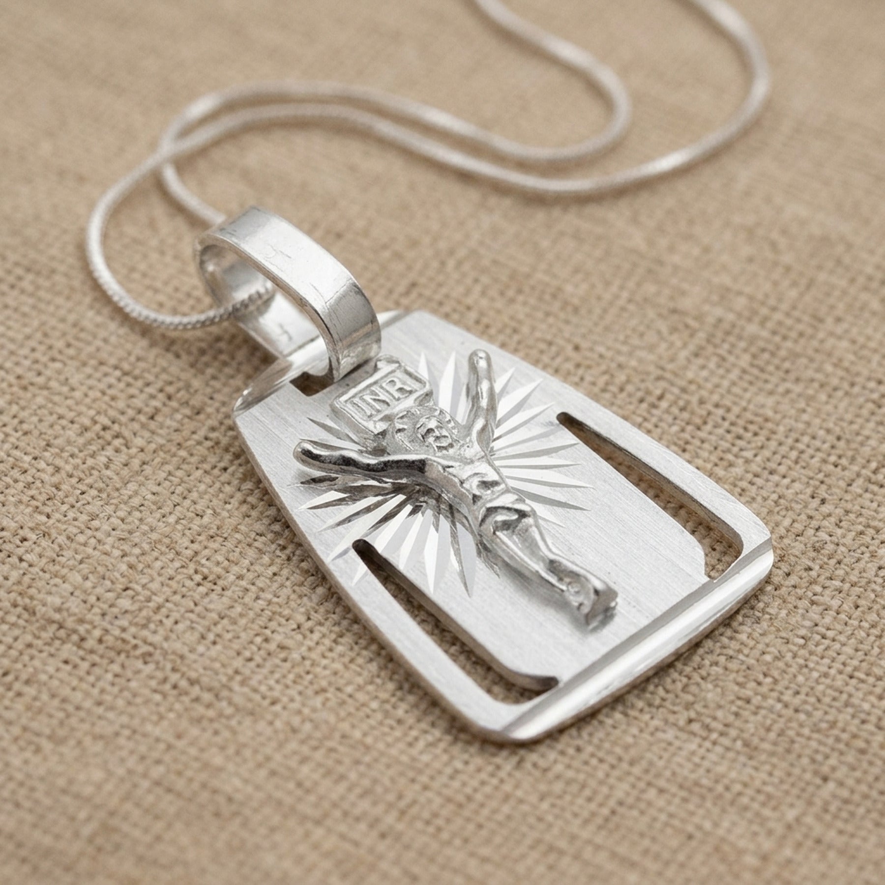 Anhänger Jesus-Anhänger – 925er Silber, 18 × 13 mm – Detailansicht des Anhängers vor neutralem Hintergrund